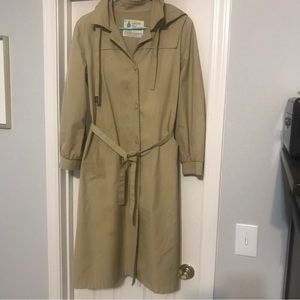 Vintage London Fog Maincoats Trench/Raincoat with hood and pockets Tan size 12P
